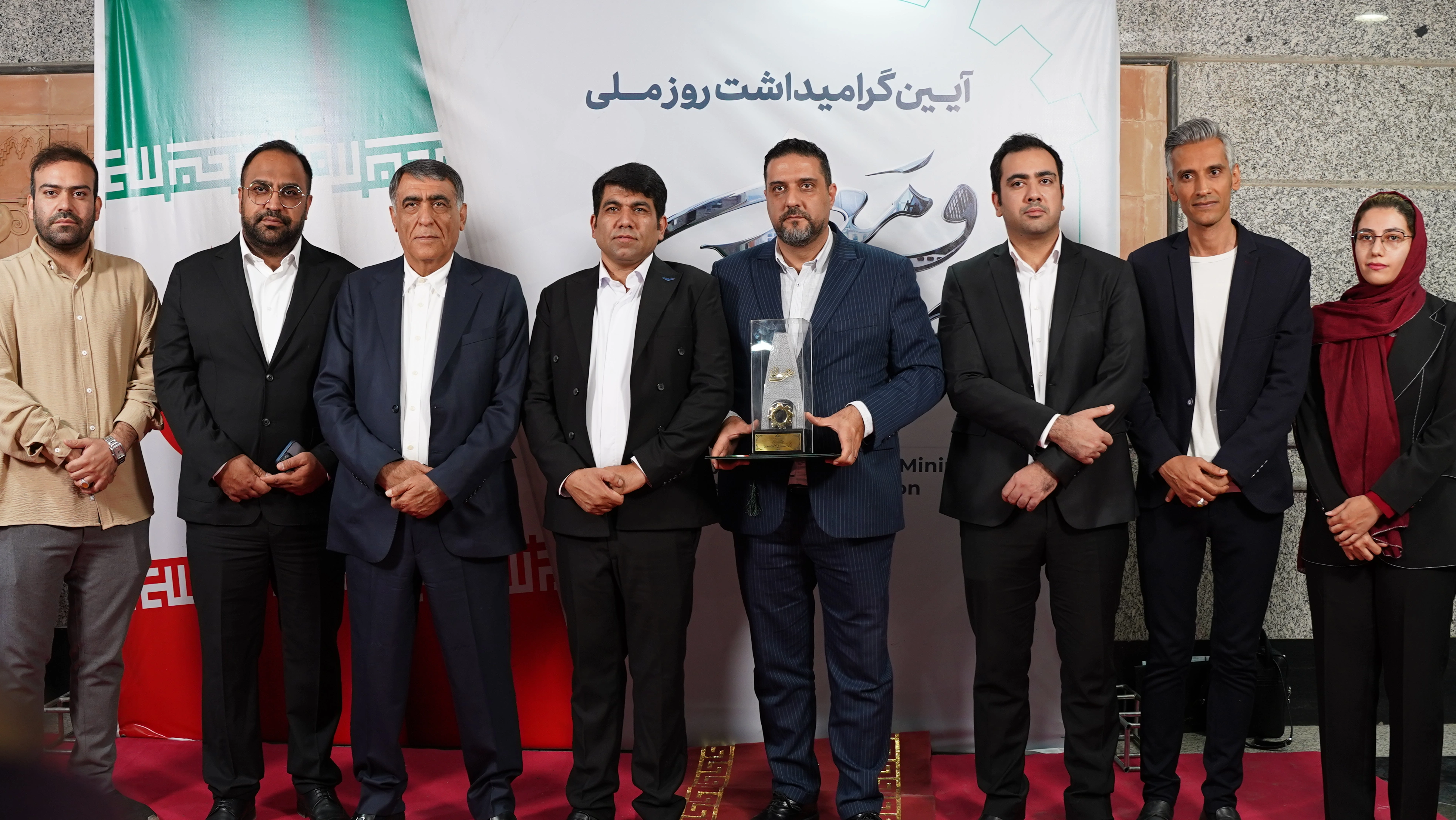 تجلیل از گروه صنعتی نیرو موتور به عنوان تولیدکننده برتر در نوزدهمین گردهمایی روز ملی صنعت و معدن
