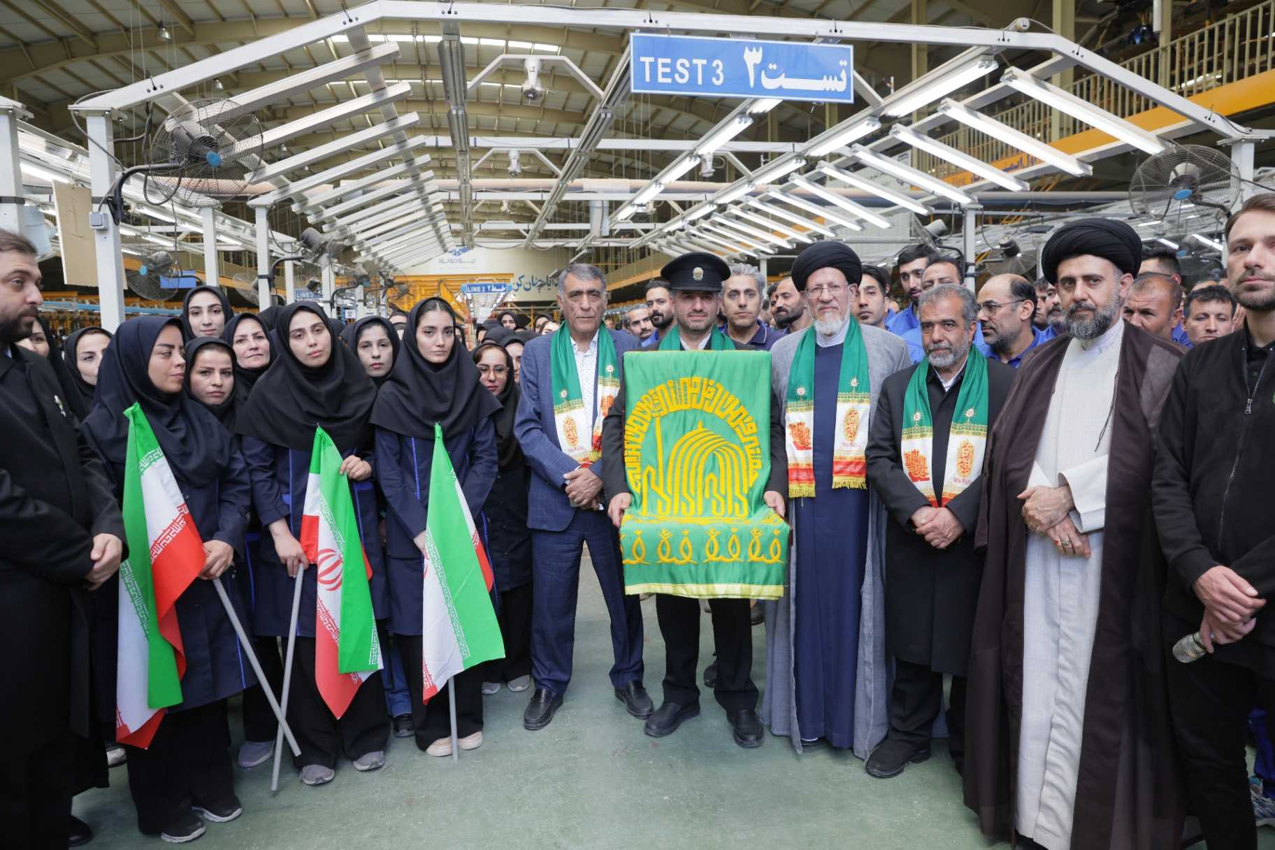 نورافشانی پرچم متبرک امام رضا(ع) در نیروموتور در روز کارگر